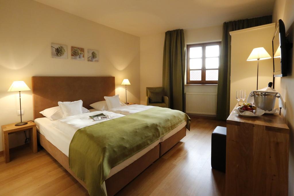 Weinkastell Zum Weissen Ross Hotel Kallstadt Room photo